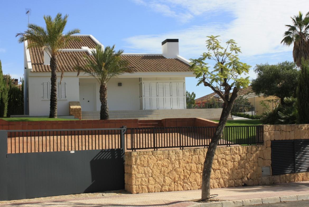 Alenda Golf Large Frontline Villa
