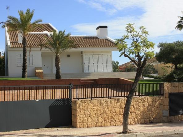 Alenda Golf Large Frontline Villa